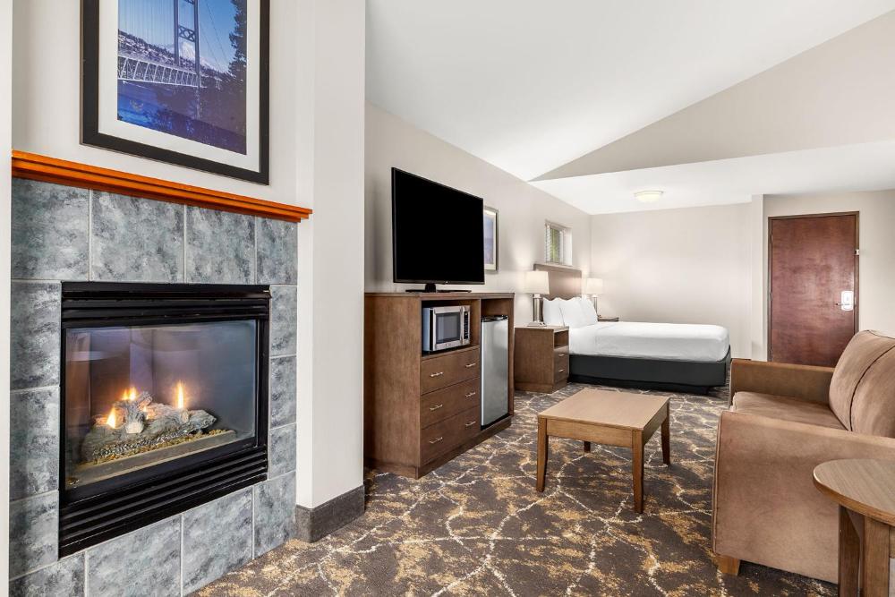 King Suite with Fireplace interior
